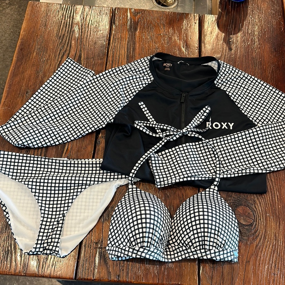 Like new Women’s Roxy matching swim-set. Size listed below